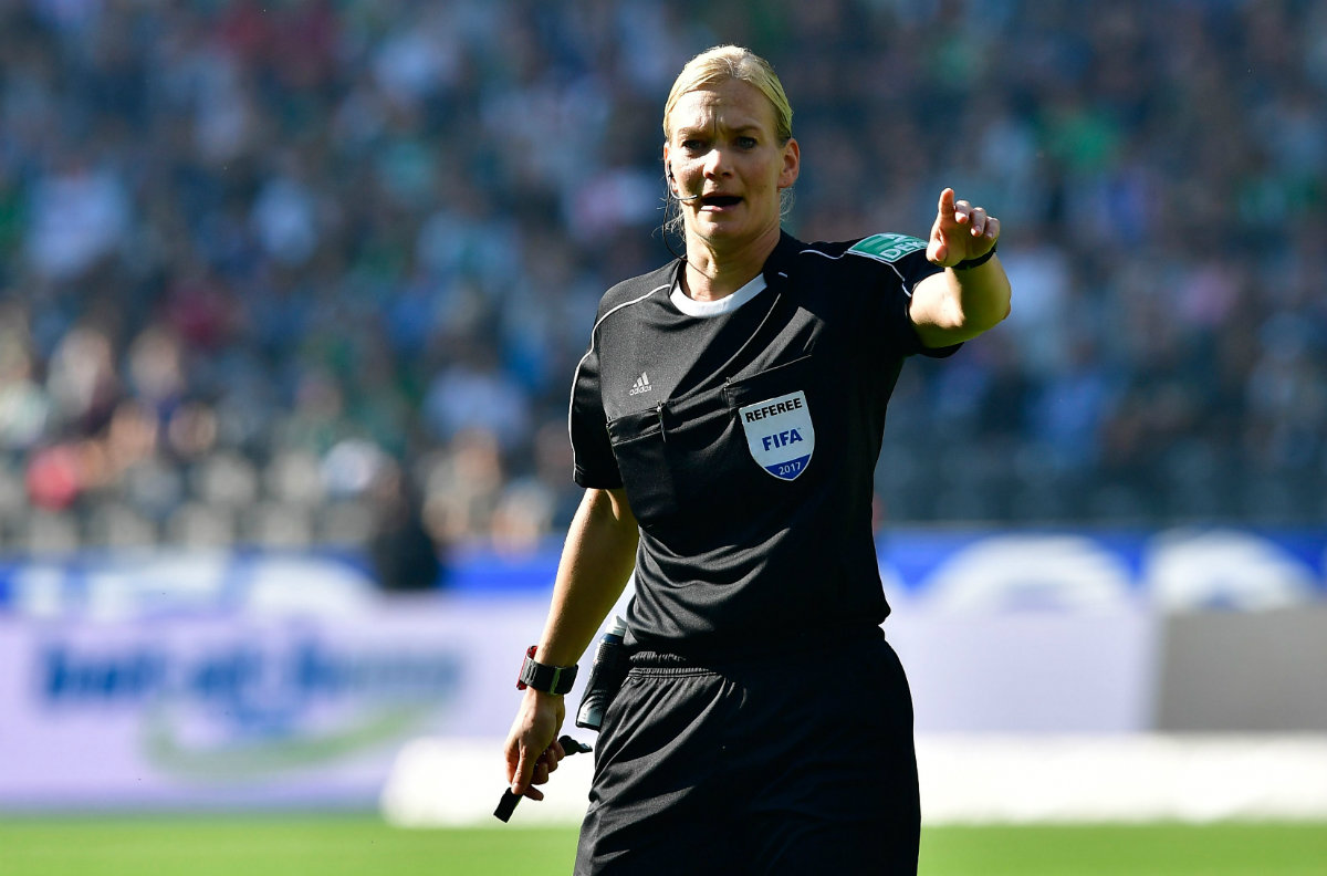 Bibiana Steinhaus pasó a la historia al convertirse en la primera mujer en dirigir un partido de la máxima categoría en una liga europea