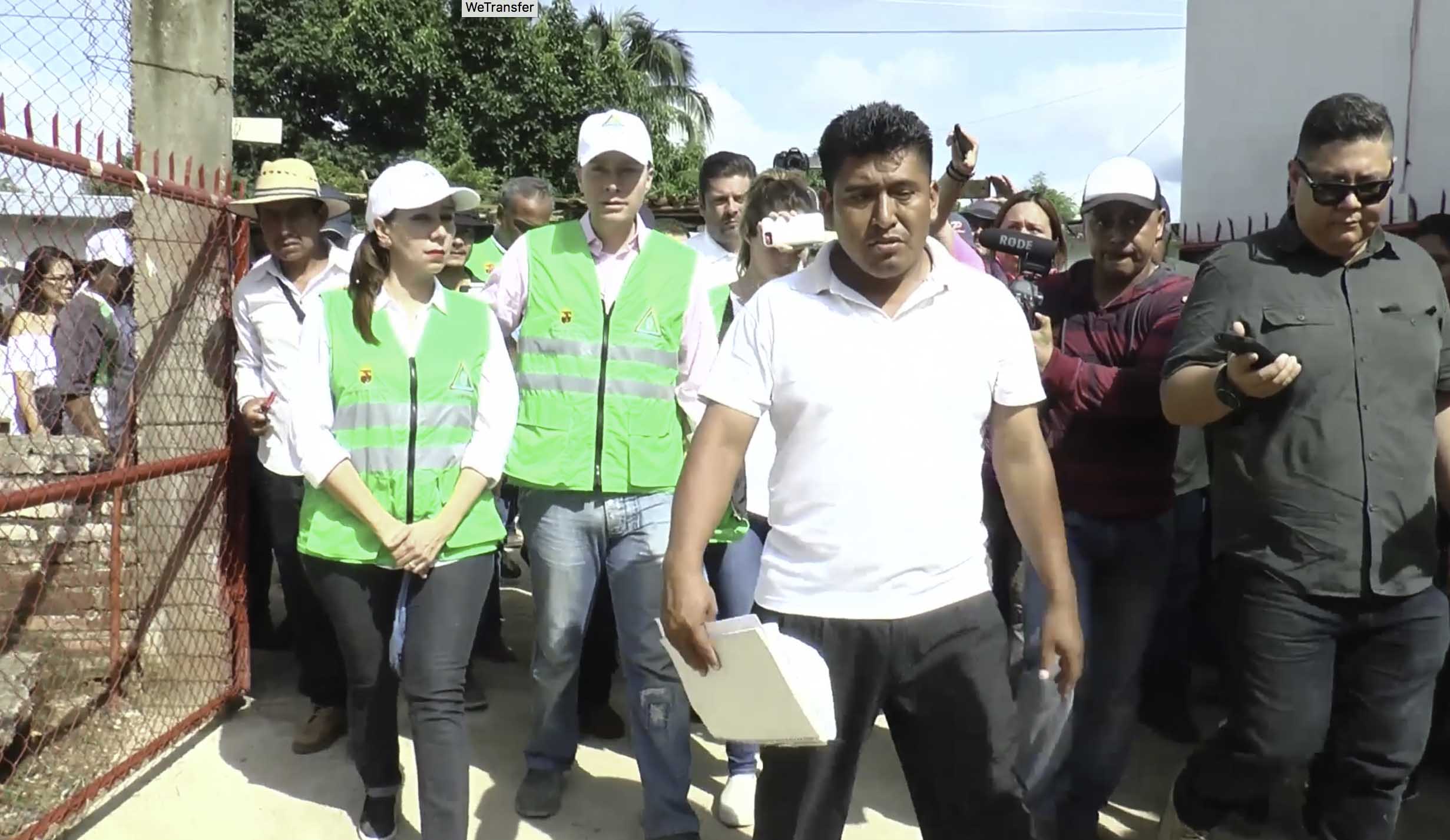 El gobernador, Manuel Velasco, realiza un recorrido por las zonas afectadas.