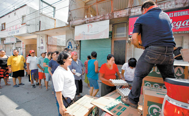 Habitantes de Juchitán hacen fila para comprar alimentos; enfrentan desabasto de víveres y medicinas. 