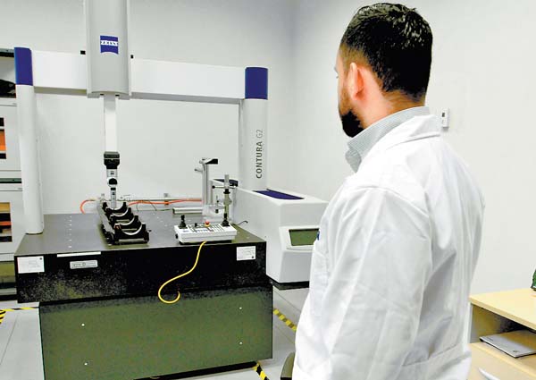 Jóvenes científicos son apoyados para realizar sus investigaciones.
