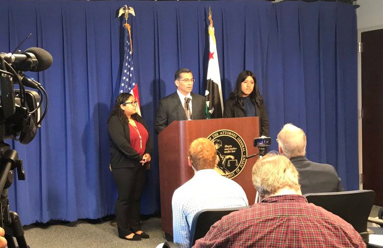 En conferencia de prensa, el fiscal general del estado, Xavier Becerra, informó que se presentó una denuncia contra la administración de Trump por ter