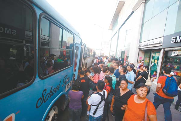 Un cortocircuito movilizó a las corporaciones de rescate y ocasionó el desalojo de la Plaza de la Tecnología, en el centro de Monterrey. 