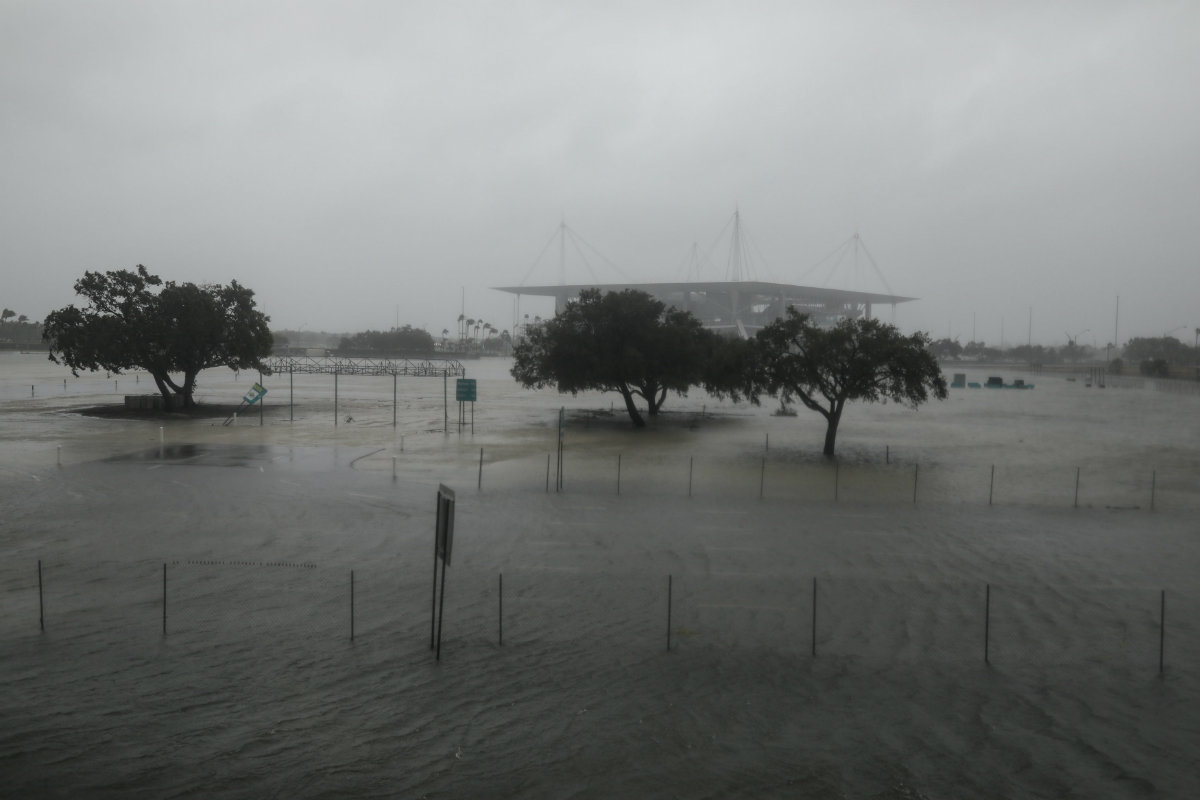 Inundaciones cerca del Hard Rock Stadium mientras el huracán Irma pasa por Miami