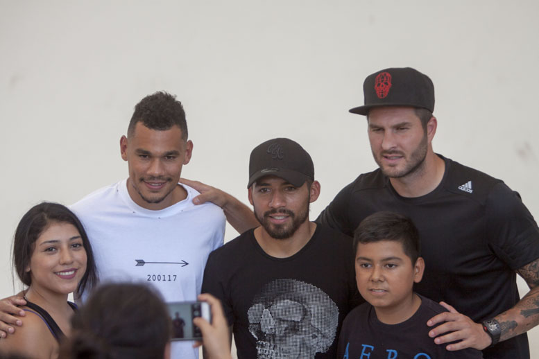 Javier Aquino junto a André Pierre - Gignac, estuvieron el pasado domingo en el Parque España, recibiendo víveres para los afectados en Oaxaca.