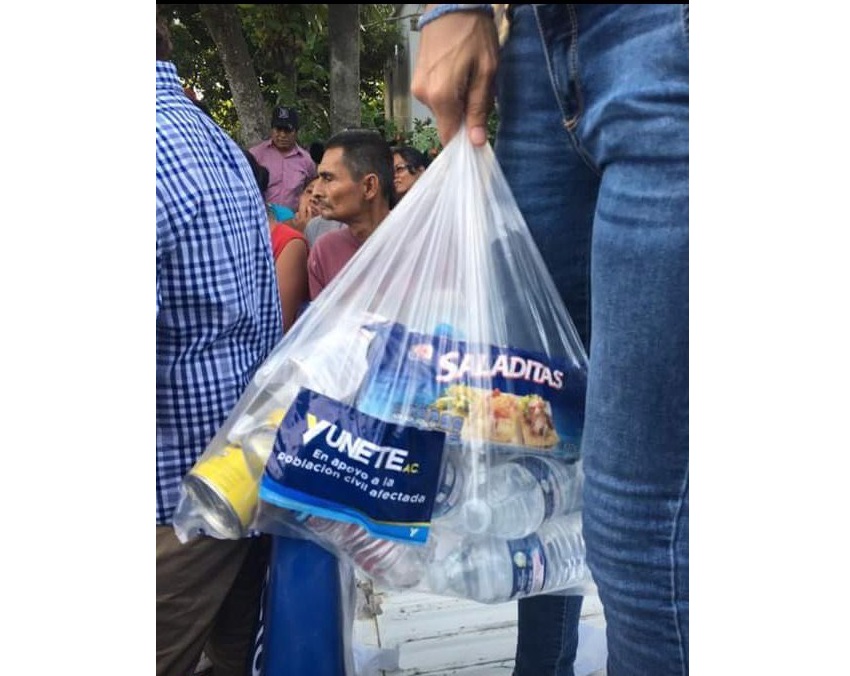 Los funcionarios entregaron los víveres con propaganda.