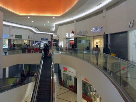 Los ladrones también amedrentaron a los clientes de la plaza. 