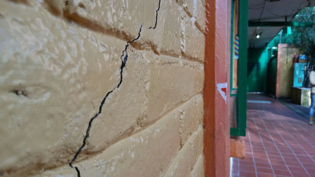 Las paredes de la fachada principal así como de los salones, baños y algunas otras instalaciones de la escuela sufrieron fisuras luego del sismo.