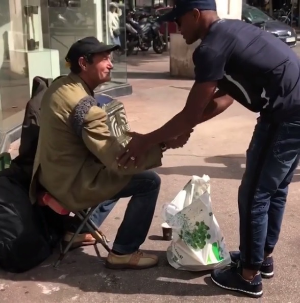 Patrice Evra entrega alimentos a gente de la calle