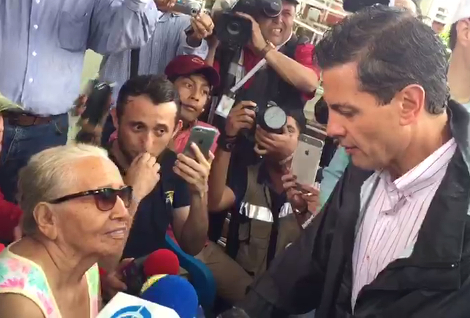 El presidente Peña Nieto con los afectados del sismo de 8.2 en Chiapas.