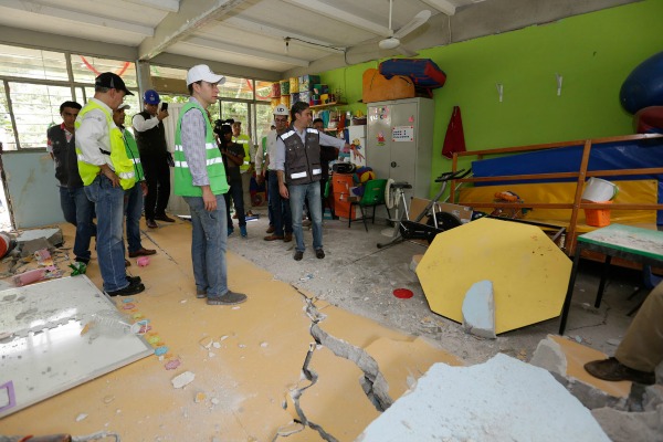 El titular de la SEP, Aurelio Nuño, y el gobernador de Chiapas, Manuel Velasco, recorrieron las escuelas del estado dañadas por el temblor de 8.2 grad