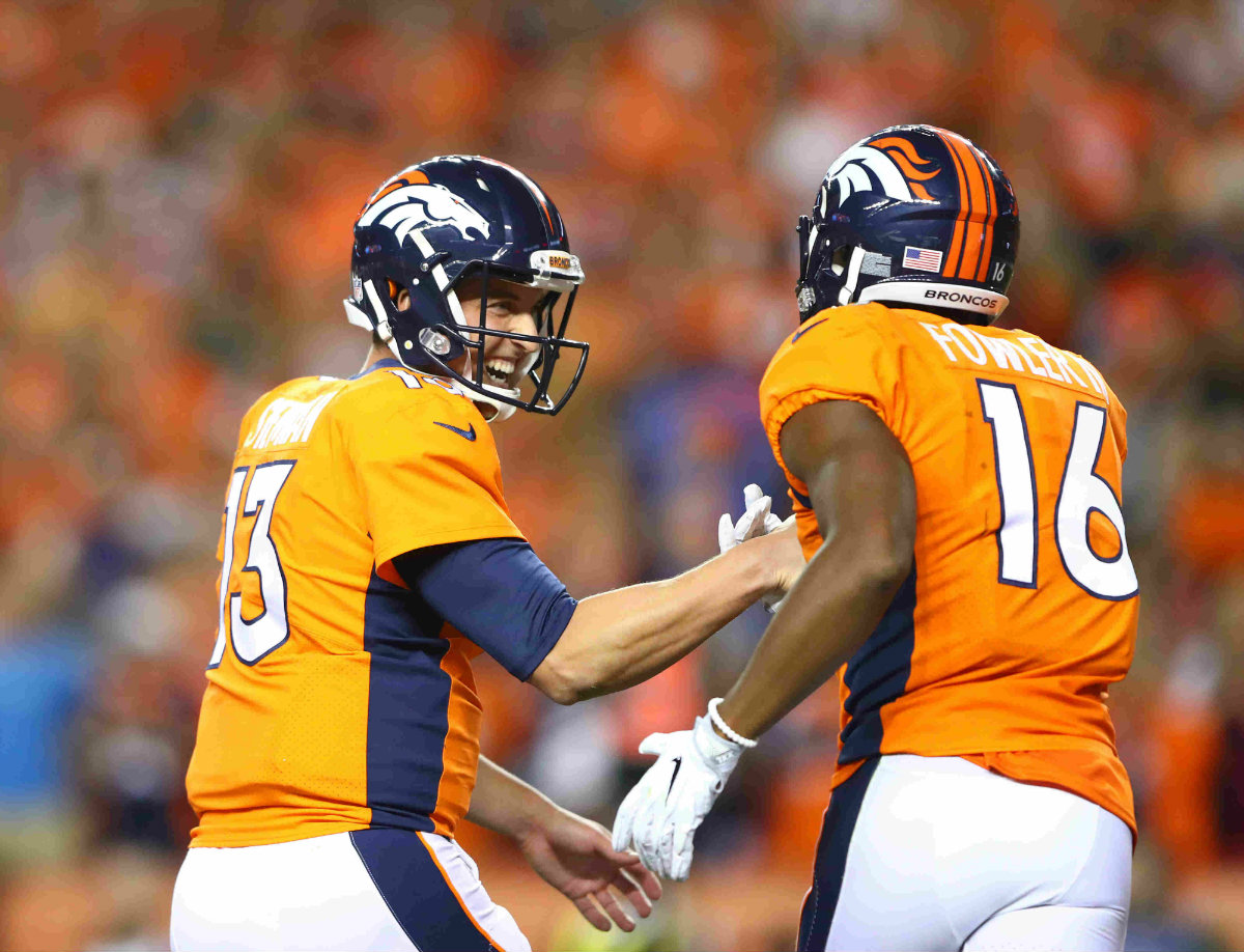 Trevor Siemian celebra con Bennie Fowler 