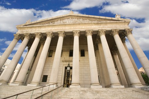El Tribunal Supremo determinó que no podrán ingresar en el país los abuelos, tíos y otros familiares cercanos de los refugiados, pero sí los allegados