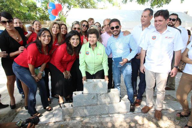 La alcaldesa Magdalena Peraza Guerra, coloca la primera piedra en plaza comercial.
