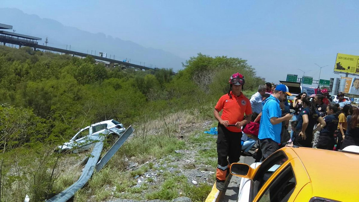 Al lugar arribaron elementos de Tránsito de Monterrey y paramédicos para atender a los jóvenes heridos.