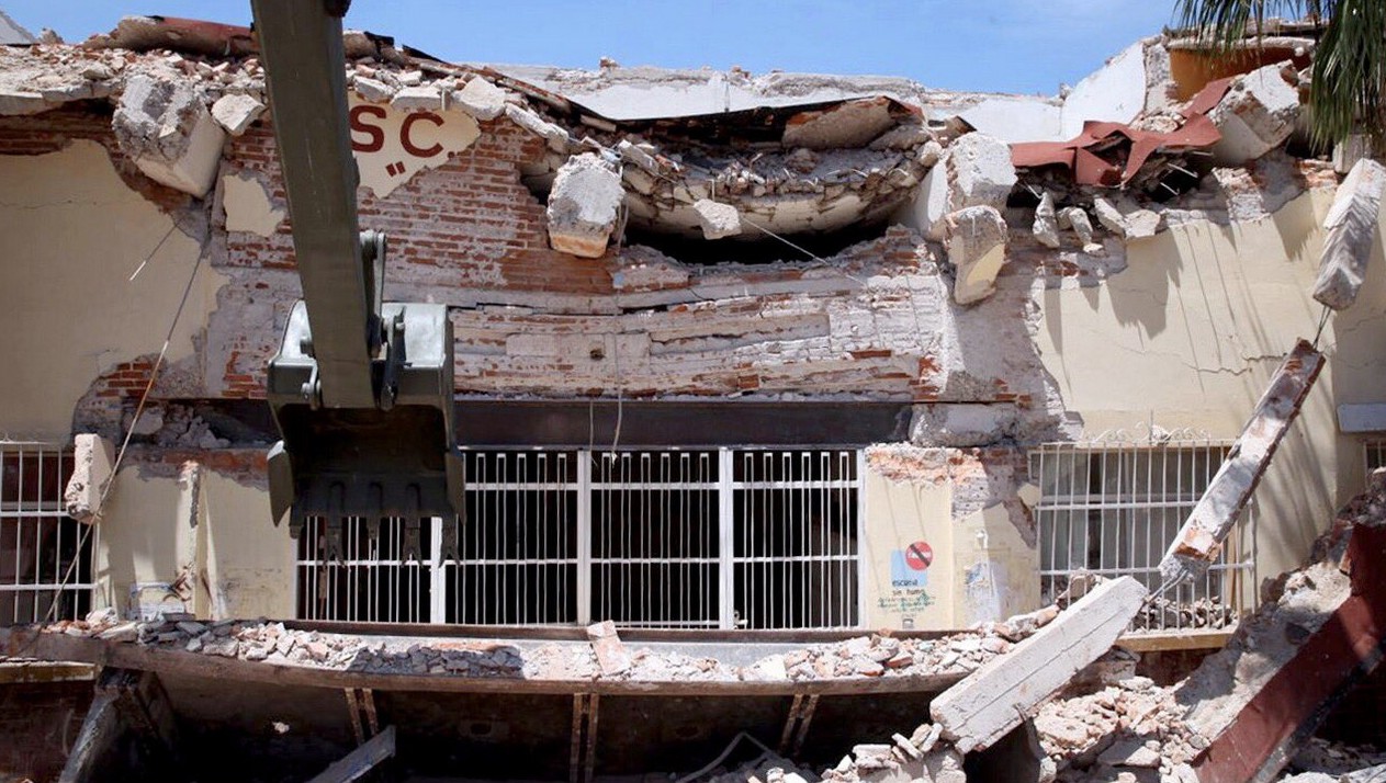 Autoridades demolieron el Centro Escolar de Juchitán, el cual resultó severamente dañado tras el sismo, a fin de reconstruirlo.