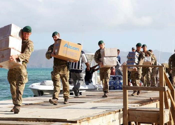La ayuda humanitaria llega en manos de brigadas del ejército. 