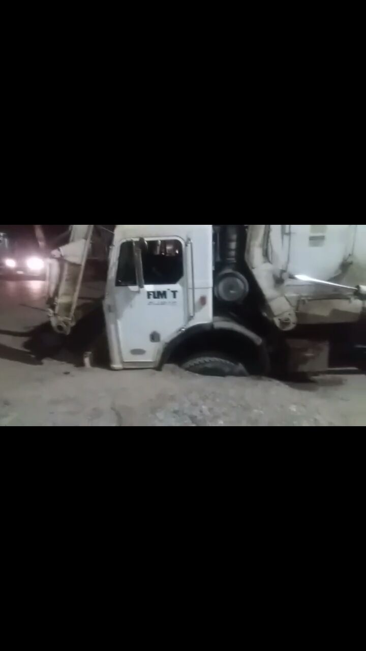 Camión cae en socavón.