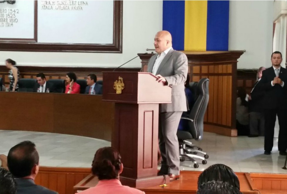 El primer evento de Enrique Alfaro se llevó a cabo en sesión solemne de ayuntamiento en palacio municipal.