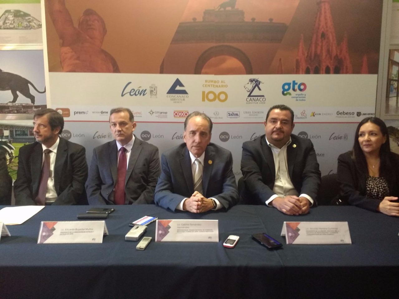Integrantes de la Cámara Nacional de Comercio de León (CANACO)
