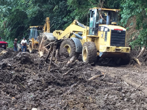 Maquinaria pesada iniciaron los trabajos para desalojar los caminos de la región mixe que quedaron bajo un alud de tierra y lodo. 