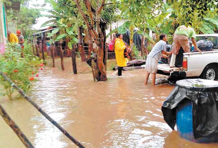 Pobladores de Tecolutla intentan resguardan sus pertenencias, tras la creciente del agua.