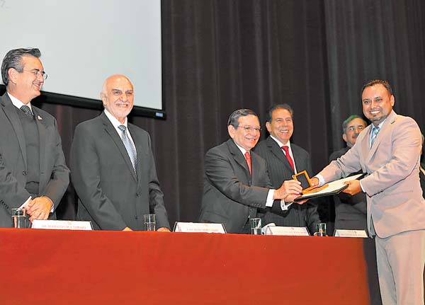 El profesor José Feliciano Pérez Díaz recibió el galardón en el Museo Nacional de Antropología e Historia.