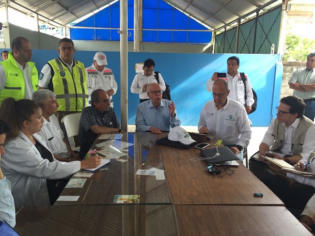 El secretario José Narro Robles con representantes de dependencias de salud en Juchitán de Zaragoza.