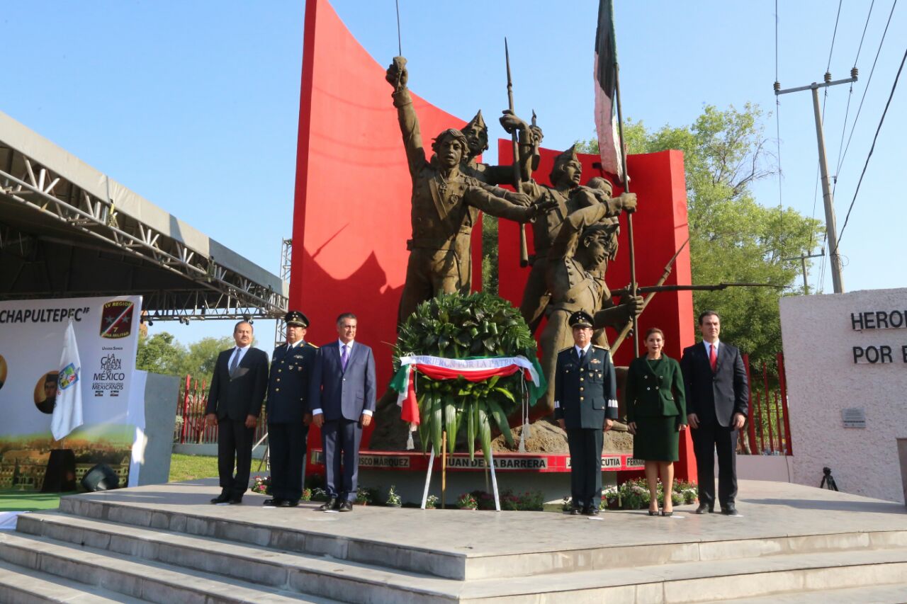 Agustín Radilla Suástegui, comandante de la Séptima Zona pasó lista de honor a los integrantes del Heroico Colegio Militar. 