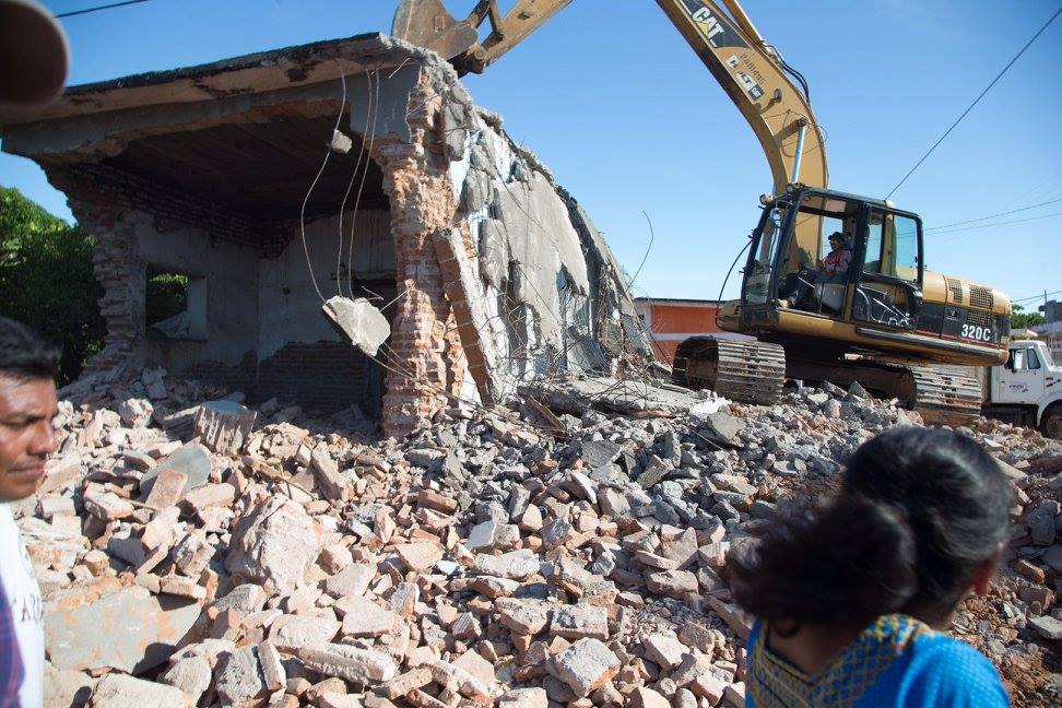 Las casas que presentan afectaciones en Santa María Xadani son derribadas y posteriormente serán reconstruidas.