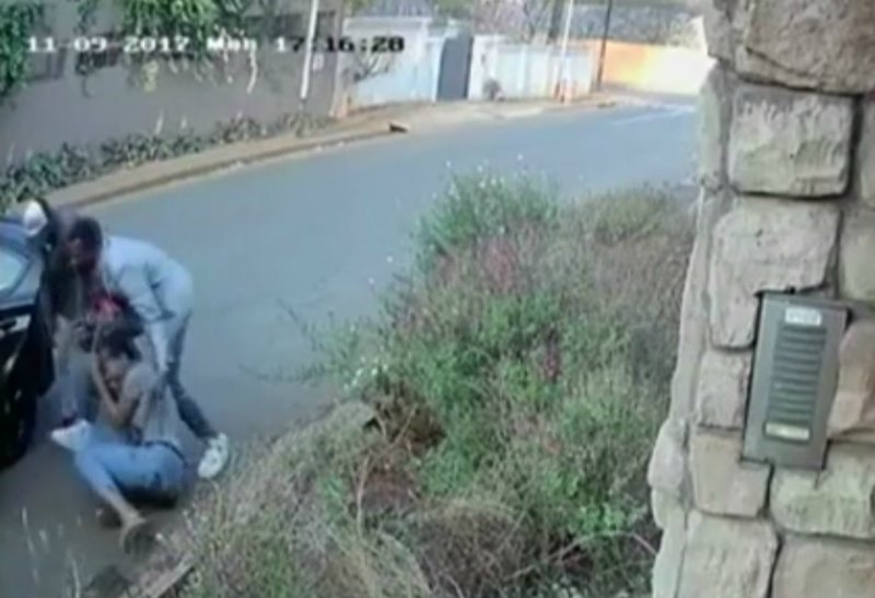 El asalto fue grabado por las cámaras de seguridad de la zona.