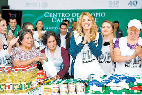 La esposa del Presidente en el centro de acopio en Campo Marte. 