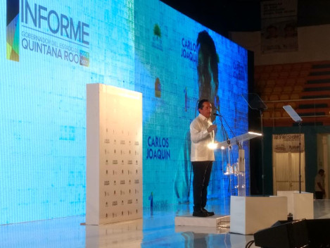 El gobernador de Quintana Roo, Carlos Joaquín durante su primer Informe de Gobierno.