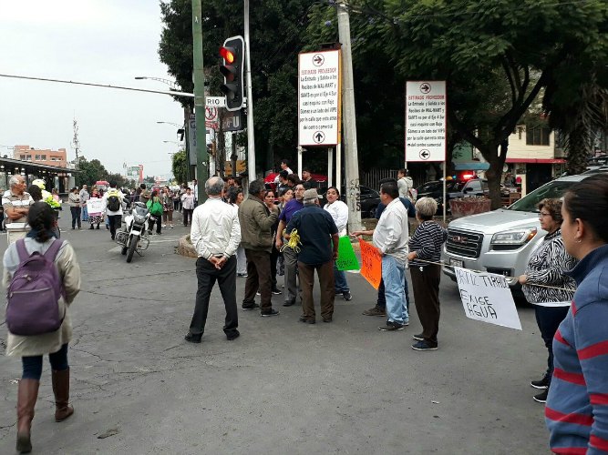 Los vecinos exigen se restablezca el servicio del agua.