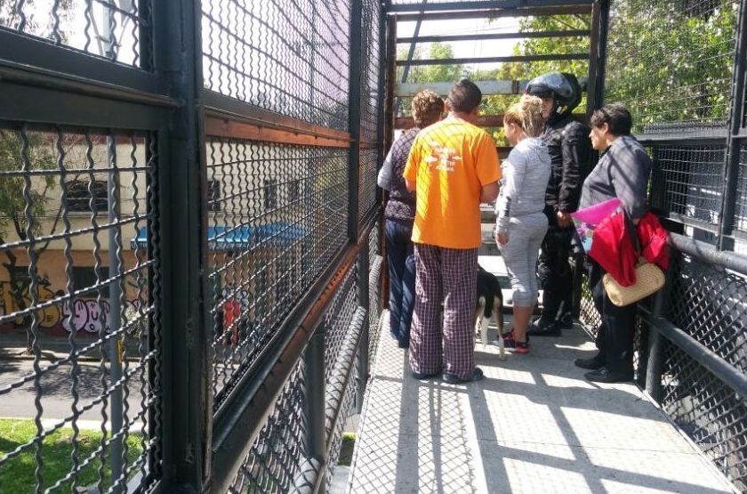 Los manifestantes afirman que el puente fue cerrado por los vecinos de la colonia Atenor Salas.