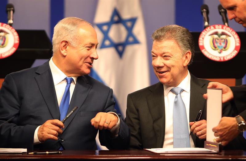El primer ministro de Israel, Benjamín Netanyahu (i) y el presidente de Colombia, Juan Manuel Santos firmaron varios acuerdos.