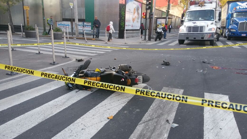 El motociclista fue atropellado sobre el cruce de Mariano Escobedo con la calle Laguna de Términos.