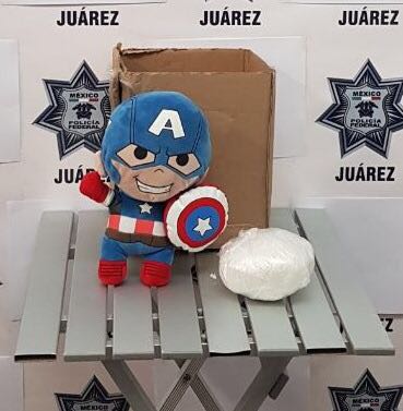 El muñeco de peluche se encontraba al interior de una caja de cartón.