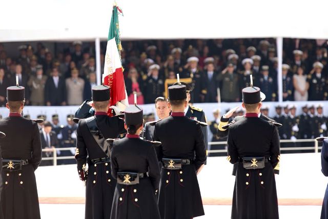 Peña entregó espadines a los cadetes y pasó lista de honor a los héroes de 1847.