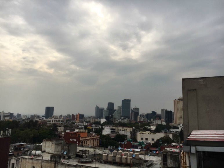 Protección Civil recomendó retirar la basura de las coladeras, cerrar puertas y ventanas.
