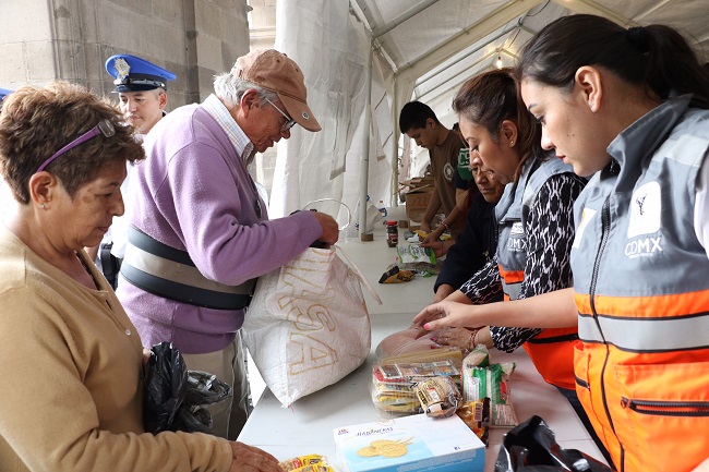 Trabajadores del gobierno capitalino recibieron las donaciones de los ciudadanos.