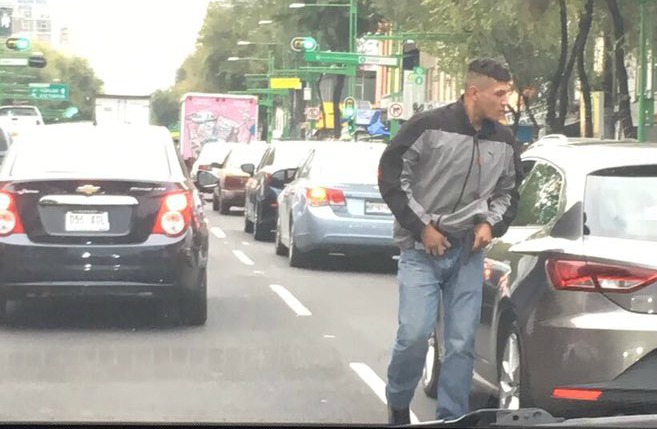 “Apoyo para detener a este granuja en acción hoy sobre eje central, lo peor es que en el auto iban niños”, publicó el usuario.