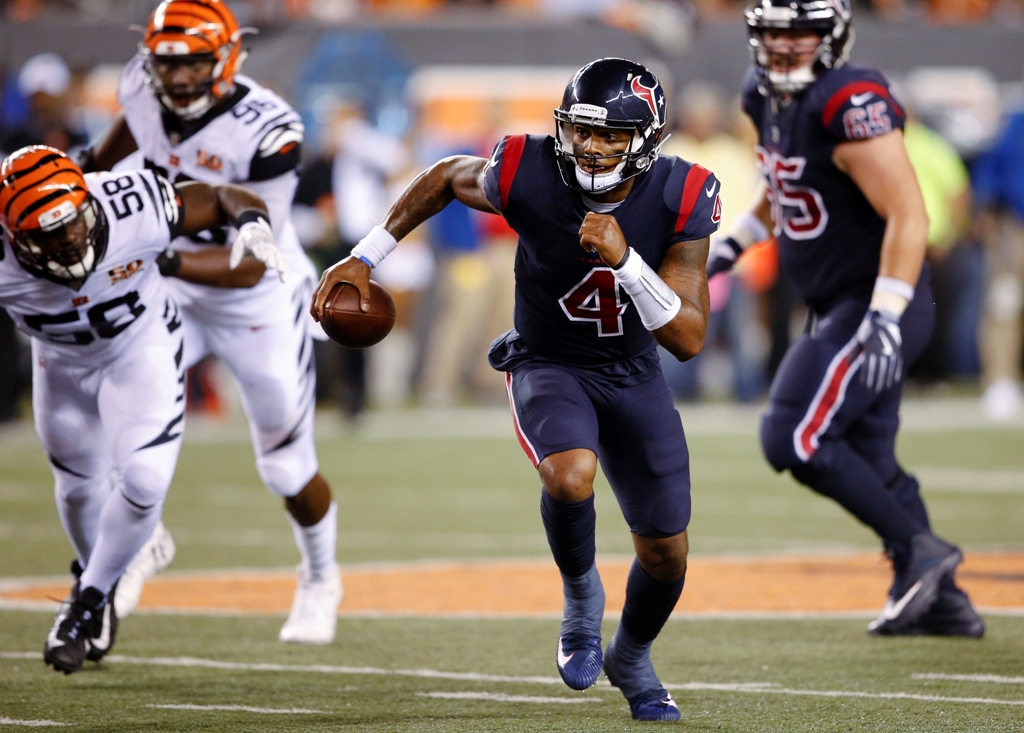 Deshaun Watson se escapa de la defensiva de Cincinnati 
