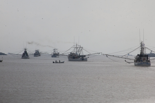 Familiares despiden a pescadores en aguas del Golfo de México