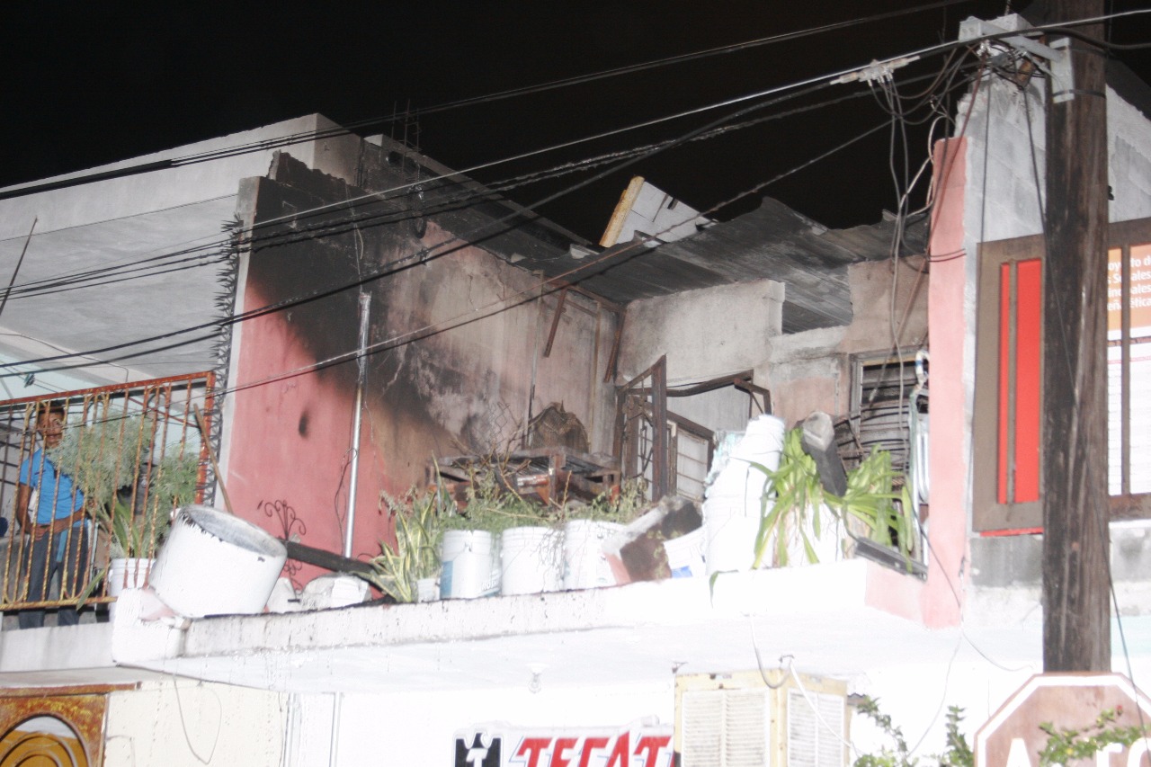 El fuego cubrió por completo la parte alta de la casa y el mobiliario fue reducido a cenizas en minutos.