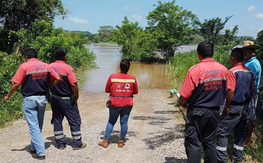 El río dejó afectaciones en diez comunidades, dijo personal de Protección Civil.
