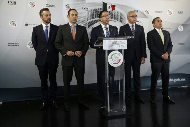 Los senadores panistas protestaron porque la agenda del Frente Amplio no incluyó las propuestas panistas. 