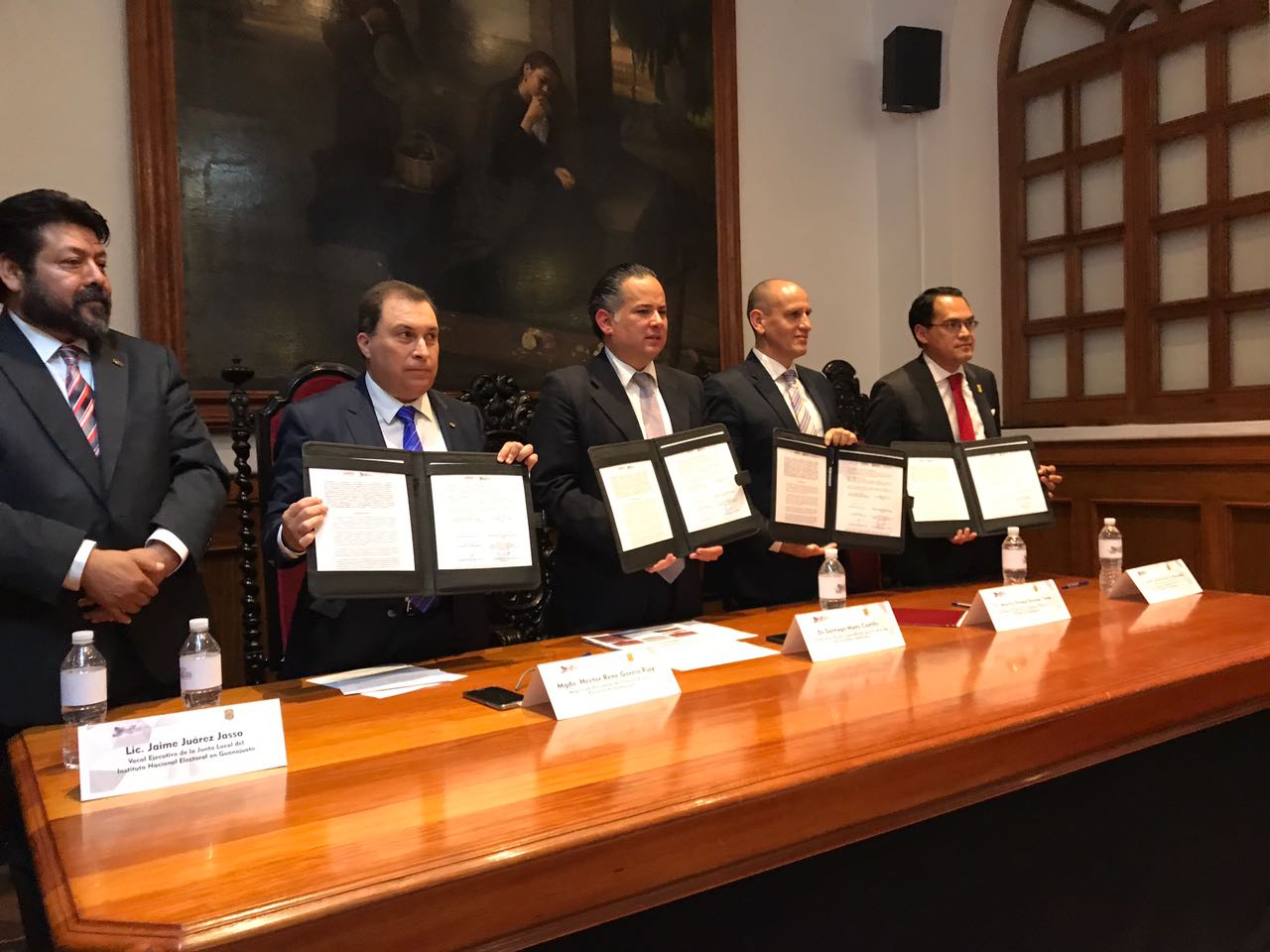  Durante su visita a Gto Santiago Nieto Castillo titulas de la Fepade, firmó un convenio de colaboración con IEEG.