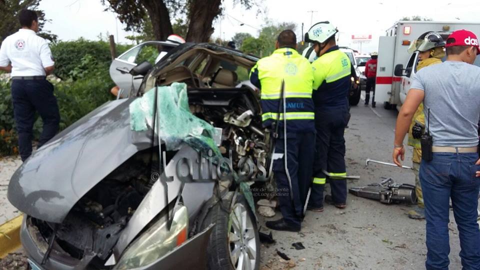 Así quedó el automóvil en el que viaja el joven que quedó prensado  