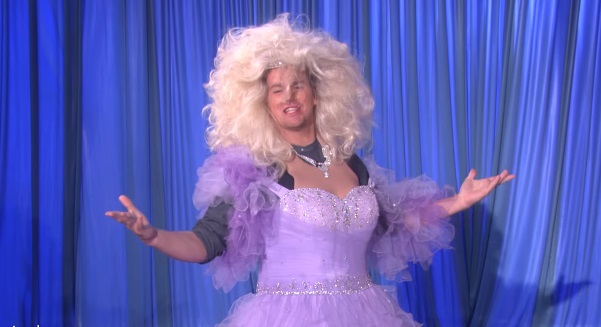 Channing Tatum se viste de princesa y canta 'Let It Go'.