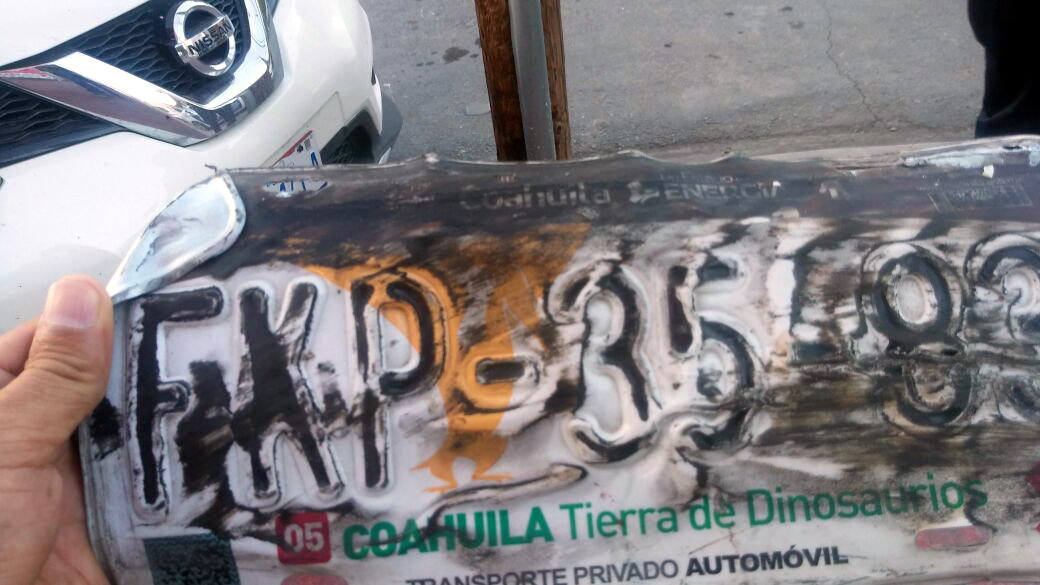 El responsable al huir dejó una placa.